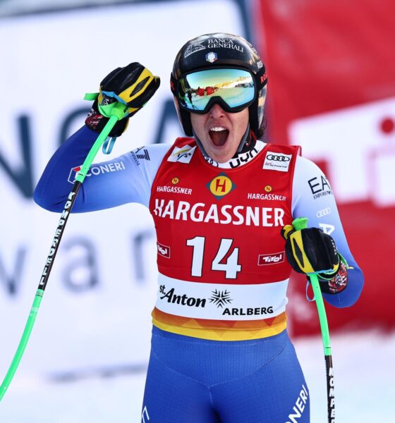 La italiana Federica Brignone celebra su victoria en el descenso de la Copa del Mundo de esquí alpino disputado en St. Anton (Austria). EFE/EPA/ANNA SZILAGYI