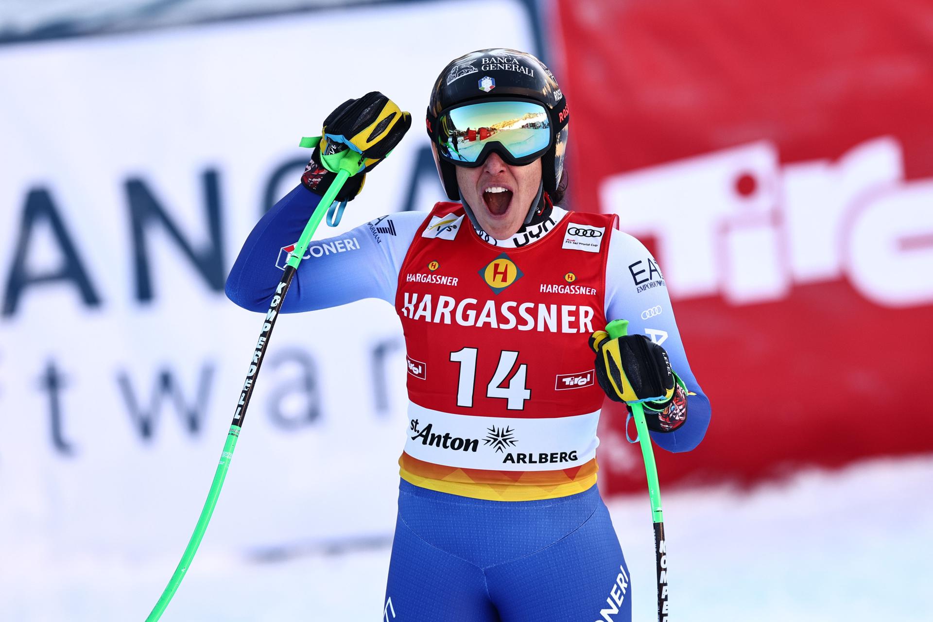 La italiana Federica Brignone celebra su victoria en el descenso de la Copa del Mundo de esquí alpino disputado en St. Anton (Austria). EFE/EPA/ANNA SZILAGYI