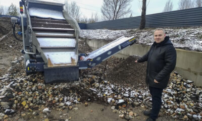 BUCHA (UCRANIA), 18/01/2025.- El director de la empresa municipal de obras públicas de Bucha, Serguí Mostipaka, junto a una de las máquinas de la planta de reciclaje de escombros de la ciudad. Casi tres años después de que fueran ocupadas por Rusia y liberadas más de un mes después por el Ejército ucraniano, las ciudades dormitorio de Kiev de Bucha e Irpín apenas presentan huellas externas de la destrucción causada por la guerra y de las masacre a manos de los invasores de centenares de vecinos. EFE/ Marcel Gascón