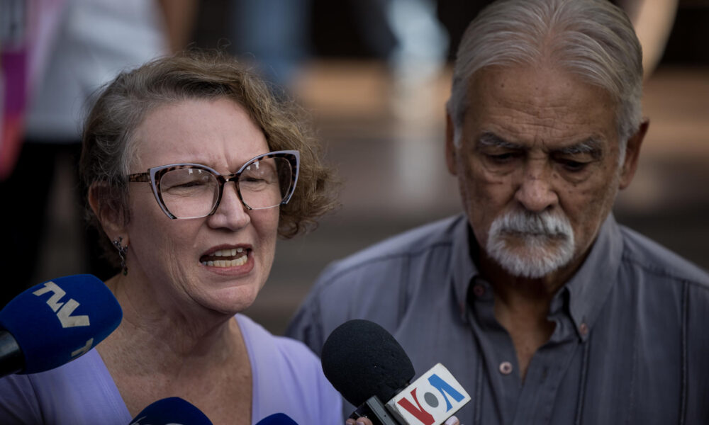 La esposa de Carlos Correa, Mabel Calderín, da declaraciones a la prensa en la entrada de la Defensoría del Pueblo en Caracas (Venezuela). EFE/ Miguel Gutiérrez