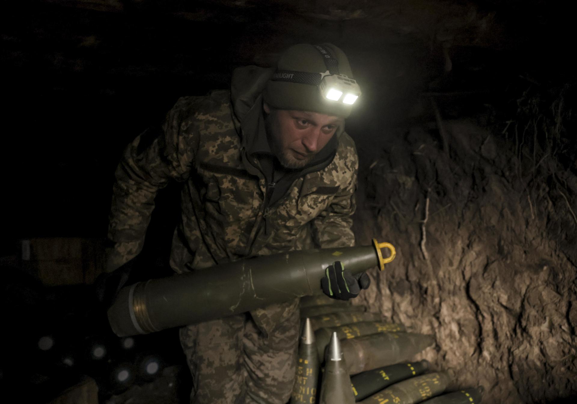 Un soldado ucraniano se prepara para disparar un obús en un lugar no revelado cerca de la línea del frente de Chasiv Yar, en la región de Donetsk, este de Ucrania, el 16 de enero de 2025. EFE/EPA/24TH MECHANIZED BRIGADE PRESS SERVICE HANDOUT HANDOUT EDITORIAL USE ONLY/NO SALES