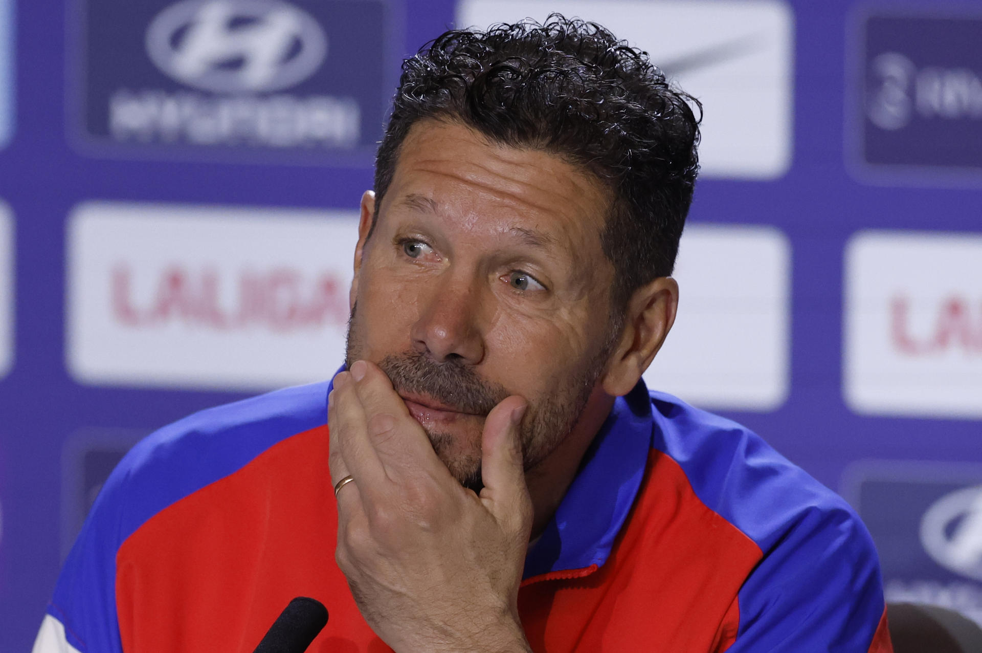 Simeone, en la rueda de prensa de este sábado. EFE/ Javier Lizón