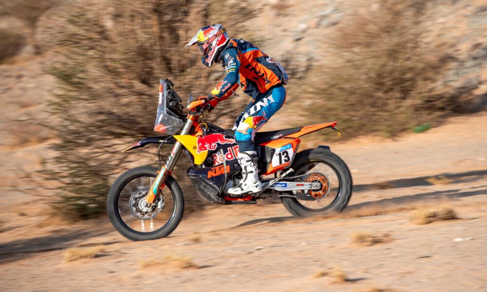 El piloto español Edgar Canet (KTM), con 19 años de edad, ha conseguido la victoria final en la categoría rally 2 de motos en su debut en el Rally Dakar. EFE/EPA/Gerard Laurenssen