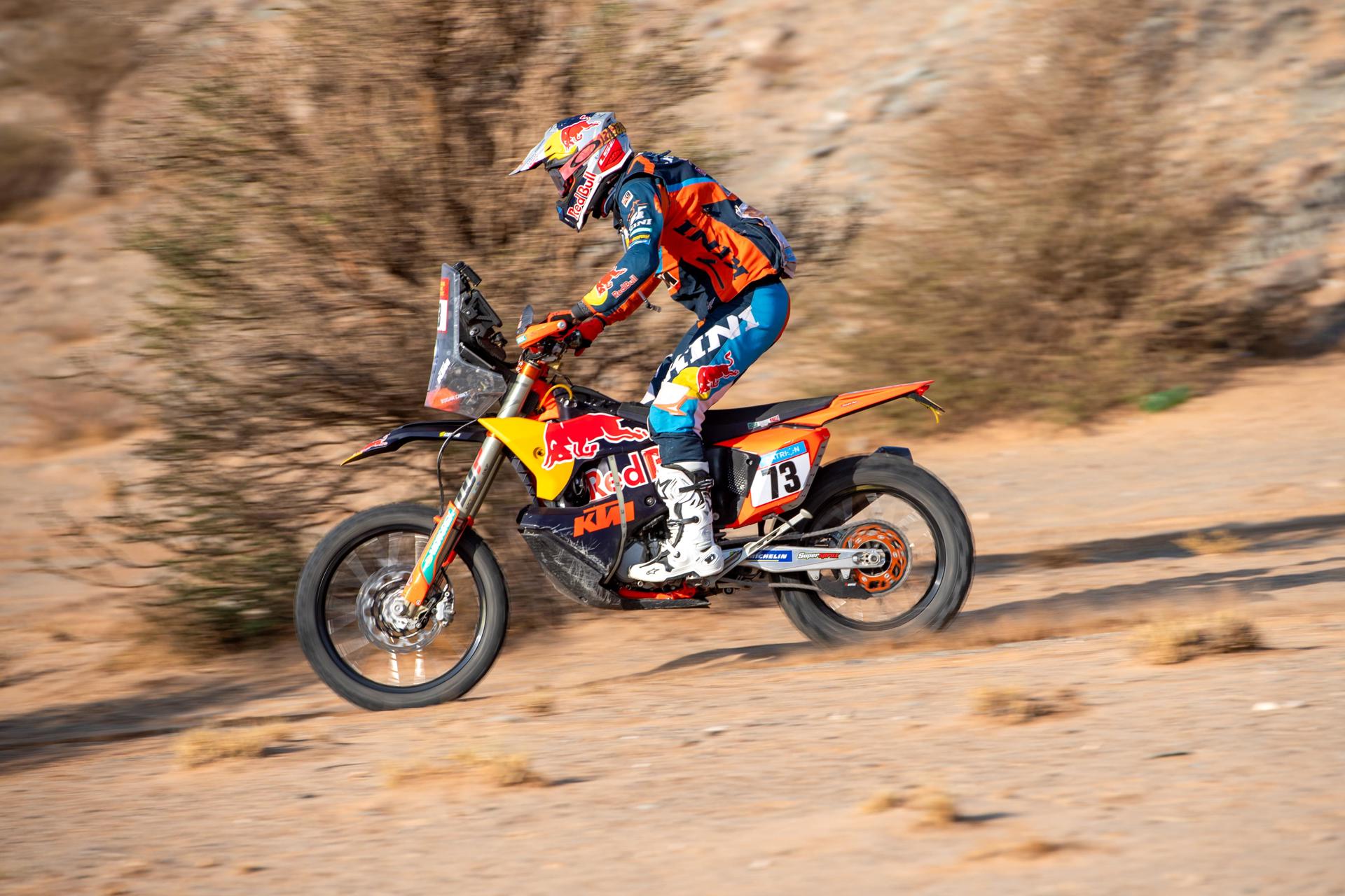 El piloto español Edgar Canet (KTM), con 19 años de edad, ha conseguido la victoria final en la categoría rally 2 de motos en su debut en el Rally Dakar. EFE/EPA/Gerard Laurenssen