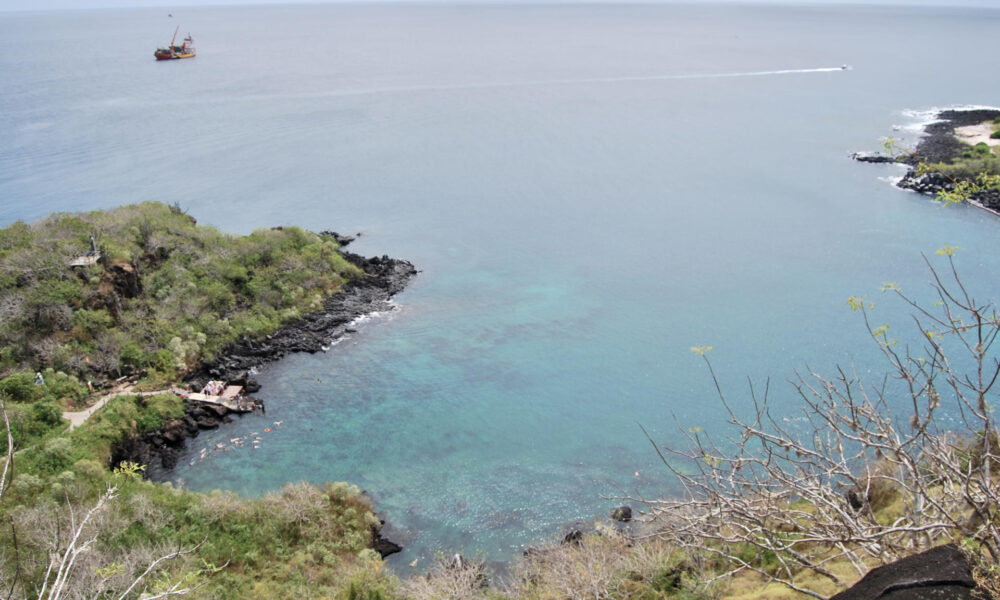 Fotografía de archivo de una bahía en la isla de San Cristóbal, en los Galápagos (Ecuador). EFE/ Fernando Gimeno