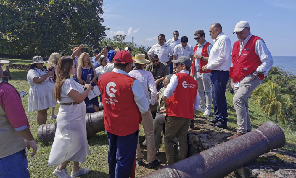 Autoridades de Honduras y España asisten a la instalación para la conmemoración del V centenario de fundación de la ciudad de Trujillo este viernes, en Trujillo (Honduras). EFE/ Germán Reyes