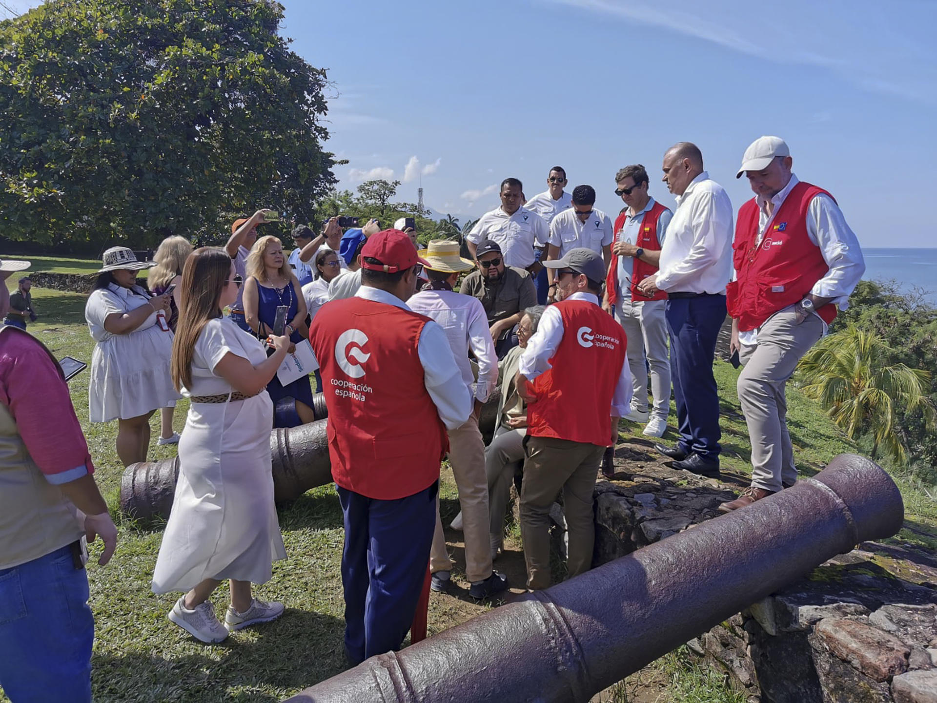 Autoridades de Honduras y España asisten a la instalación para la conmemoración del V centenario de fundación de la ciudad de Trujillo este viernes, en Trujillo (Honduras). EFE/ Germán Reyes