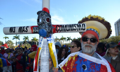 Venezolanos asisten a una manifestación este jueves, en Doral (Estados Unidos). EFE/ Antoni Belchi