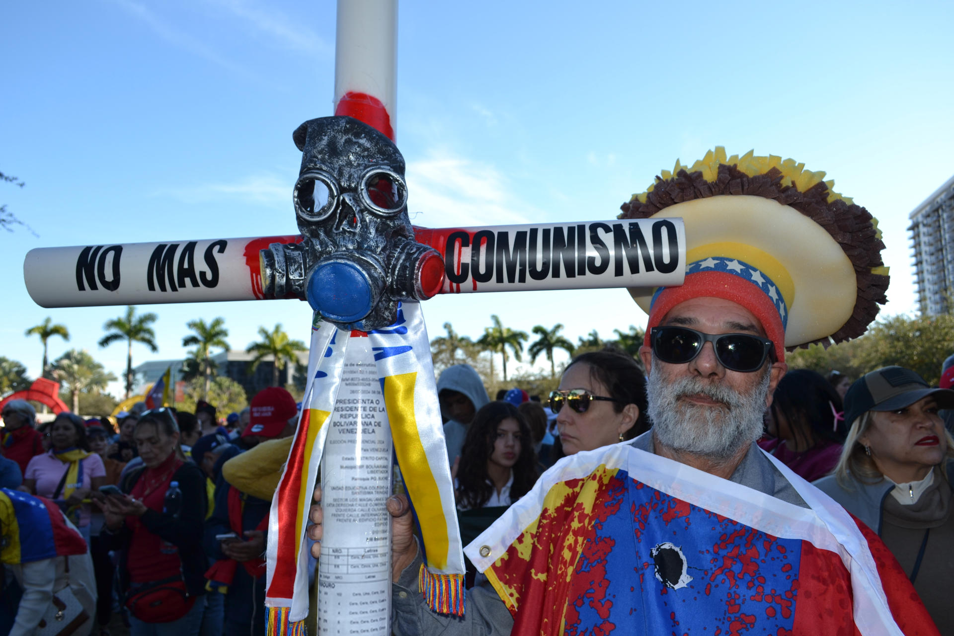 Venezolanos asisten a una manifestación este jueves, en Doral (Estados Unidos). EFE/ Antoni Belchi