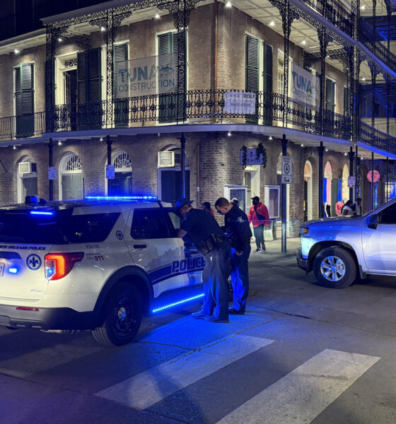 Policías custodian el lugar donde se llevó a cabo un atentado de Año Nuevo, este miércoles en Nueva Orleans (Estados Unidos). El número de muertos por el atropello masivo en la madrugada de Año Nuevo en Nueva Orleans (Estados Unidos), considerado como un atentado terrorista por las autoridades, subió este miércoles de 10 a 15. EFE/ Octavio Guzmán