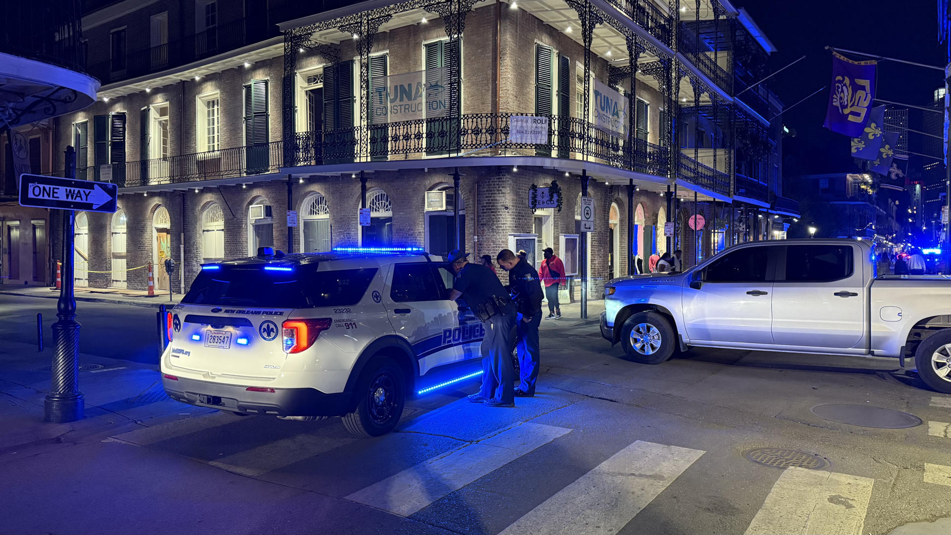 Policías custodian el lugar donde se llevó a cabo un atentado de Año Nuevo, este miércoles en Nueva Orleans (Estados Unidos). El número de muertos por el atropello masivo en la madrugada de Año Nuevo en Nueva Orleans (Estados Unidos), considerado como un atentado terrorista por las autoridades, subió este miércoles de 10 a 15. EFE/ Octavio Guzmán