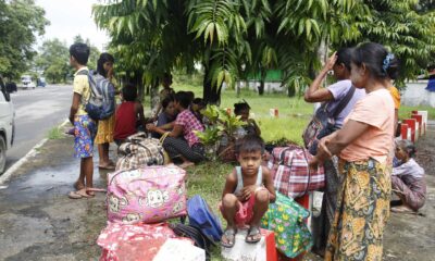 Foto de Archivo. Sittwe (Myanmar), 29/06/2020.- Rakhine people who fled Rathedaung township due to an ongoing conflict between the Myanmar military and the Arakan Army, arrive at Alo Daw Pyi Monastery's temporary camps in Sittwe, Rakhine State, Myanmar, 29 June 2020. According to local media reports, approximately 100,000 residents are living in temporary camps across Rakhine State as fighting continues between the Myanmar military and the Arakan Army in the conflict-torn region. (Birmania) EFE/EPA/NYUNT WIN