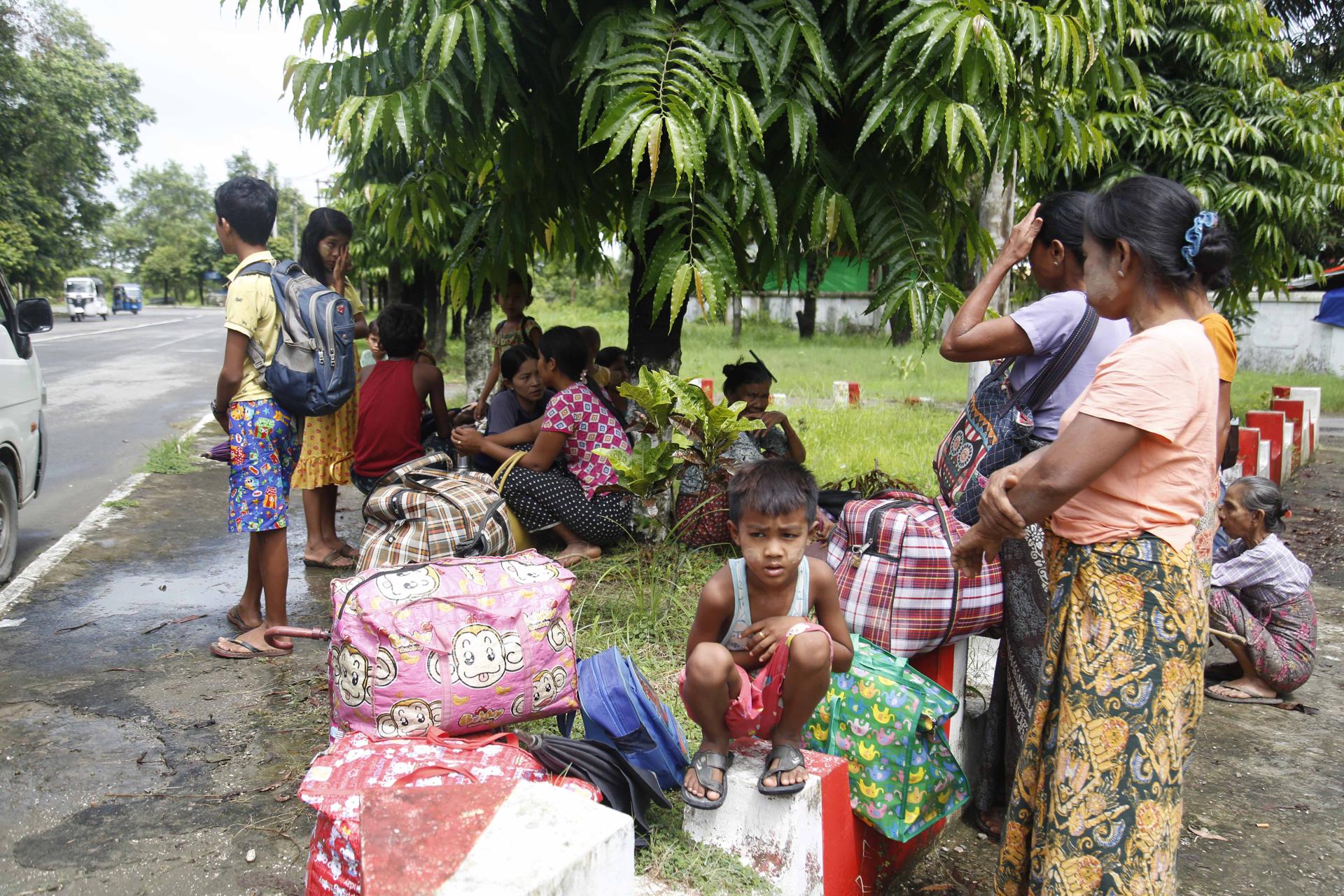 Foto de Archivo. Sittwe (Myanmar), 29/06/2020.- Rakhine people who fled Rathedaung township due to an ongoing conflict between the Myanmar military and the Arakan Army, arrive at Alo Daw Pyi Monastery's temporary camps in Sittwe, Rakhine State, Myanmar, 29 June 2020. According to local media reports, approximately 100,000 residents are living in temporary camps across Rakhine State as fighting continues between the Myanmar military and the Arakan Army in the conflict-torn region. (Birmania) EFE/EPA/NYUNT WIN