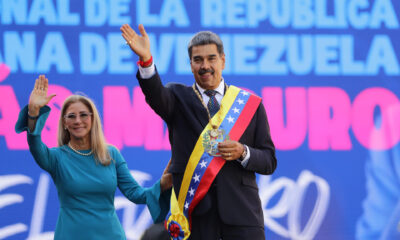 El líder chavista Nicolás Maduro saluda a sus seguidores junto a su esposa Cilia Flores este viernes, en Caracas (Venezuela). EFE/ Ronald Peña R.