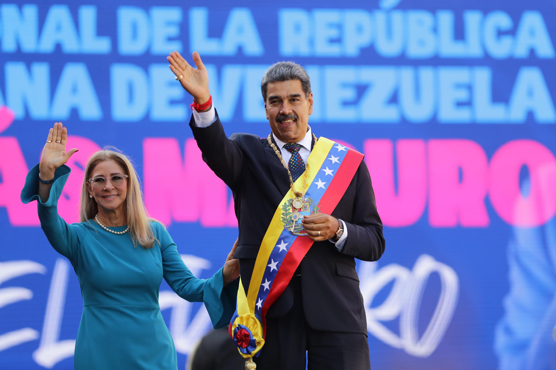 El líder chavista Nicolás Maduro saluda a sus seguidores junto a su esposa Cilia Flores este viernes, en Caracas (Venezuela). EFE/ Ronald Peña R.