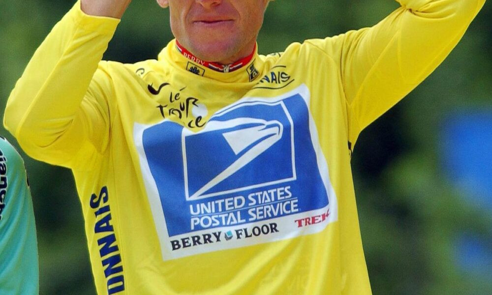 Fotografía de archivo fechada el 27 de julio de 2003 que muestra al exciclista estadounidense Lance Armstrong en el podio tras ganar el Tour de Francia. EFE/Oliver Multhaup