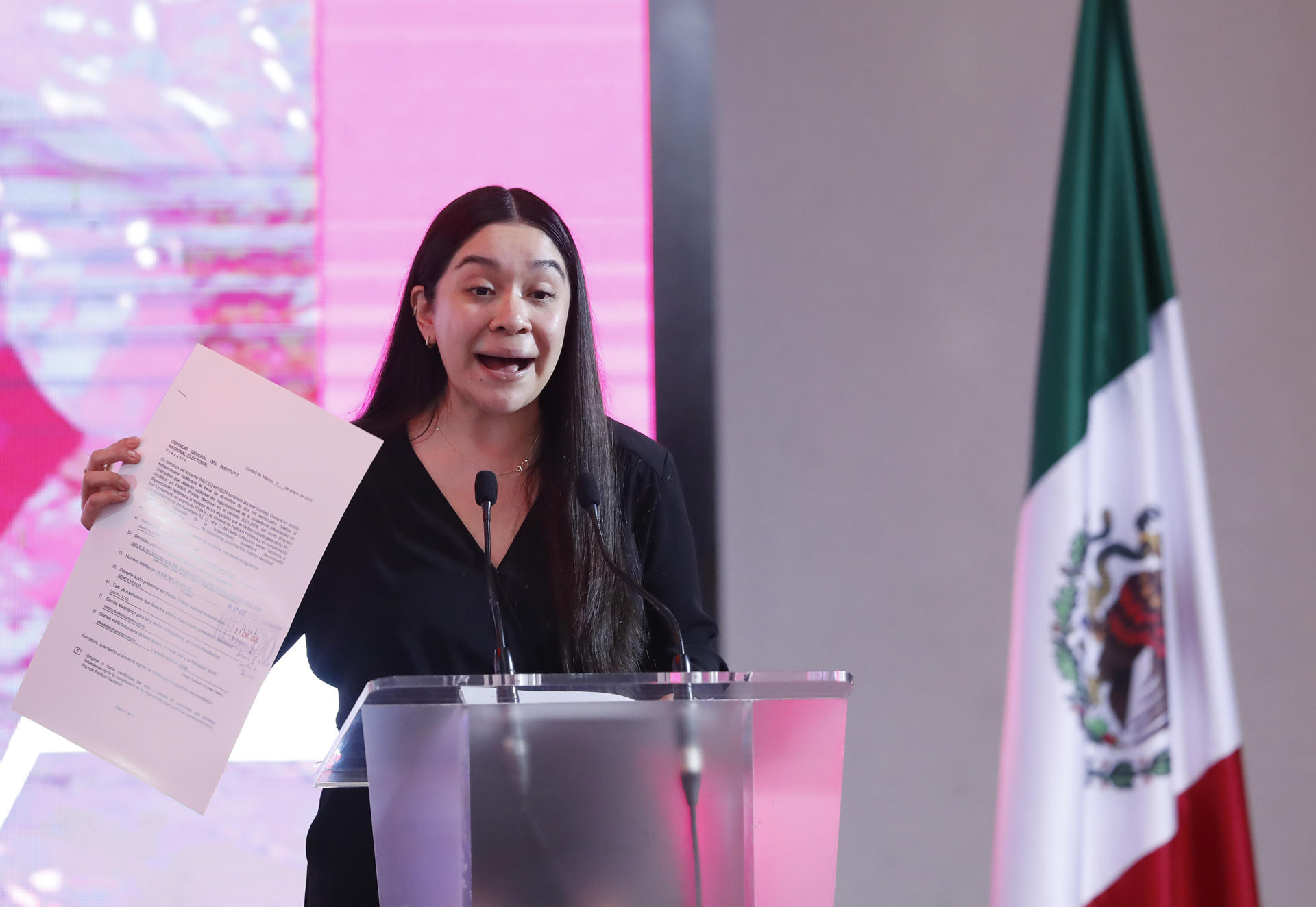 La representante del partido Jessica Castillo habla en una rueda de prensa este miércoles, en Ciudad de México (México). EFE/ Mario Guzmán