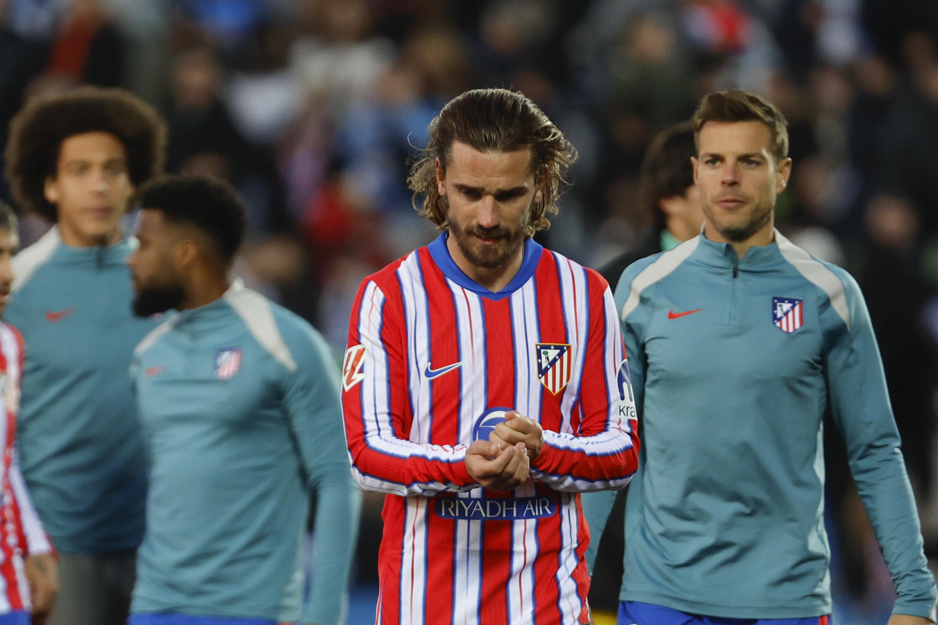 El delantero del Atlético de Madrid Antoine Griezmann tras el partido de LaLiga EA Sports entre CD Leganés y Atlético de Madrid, en el Estadio Municipal Butarque de Madrid. EFE/ Sergio Pérez