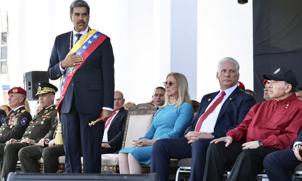 Fotografía cedida por la Presidencia de Cuba del líder chavista Nicolás Maduro (i), su esposa Cilia Flores (c), el presidente de Cuba, Miguel Díaz-Canel (2-d) y su homólogo de Nicaragua, Daniel Ortega, en un acto este viernes 10 de enero, en Caracas (Venezuela). EFE/ Alejandro Azcuy / Presidencia de Cuba