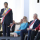 Fotografía cedida por la Presidencia de Cuba del líder chavista Nicolás Maduro (i), su esposa Cilia Flores (c), el presidente de Cuba, Miguel Díaz-Canel (2-d) y su homólogo de Nicaragua, Daniel Ortega, en un acto este viernes 10 de enero, en Caracas (Venezuela). EFE/ Alejandro Azcuy / Presidencia de Cuba