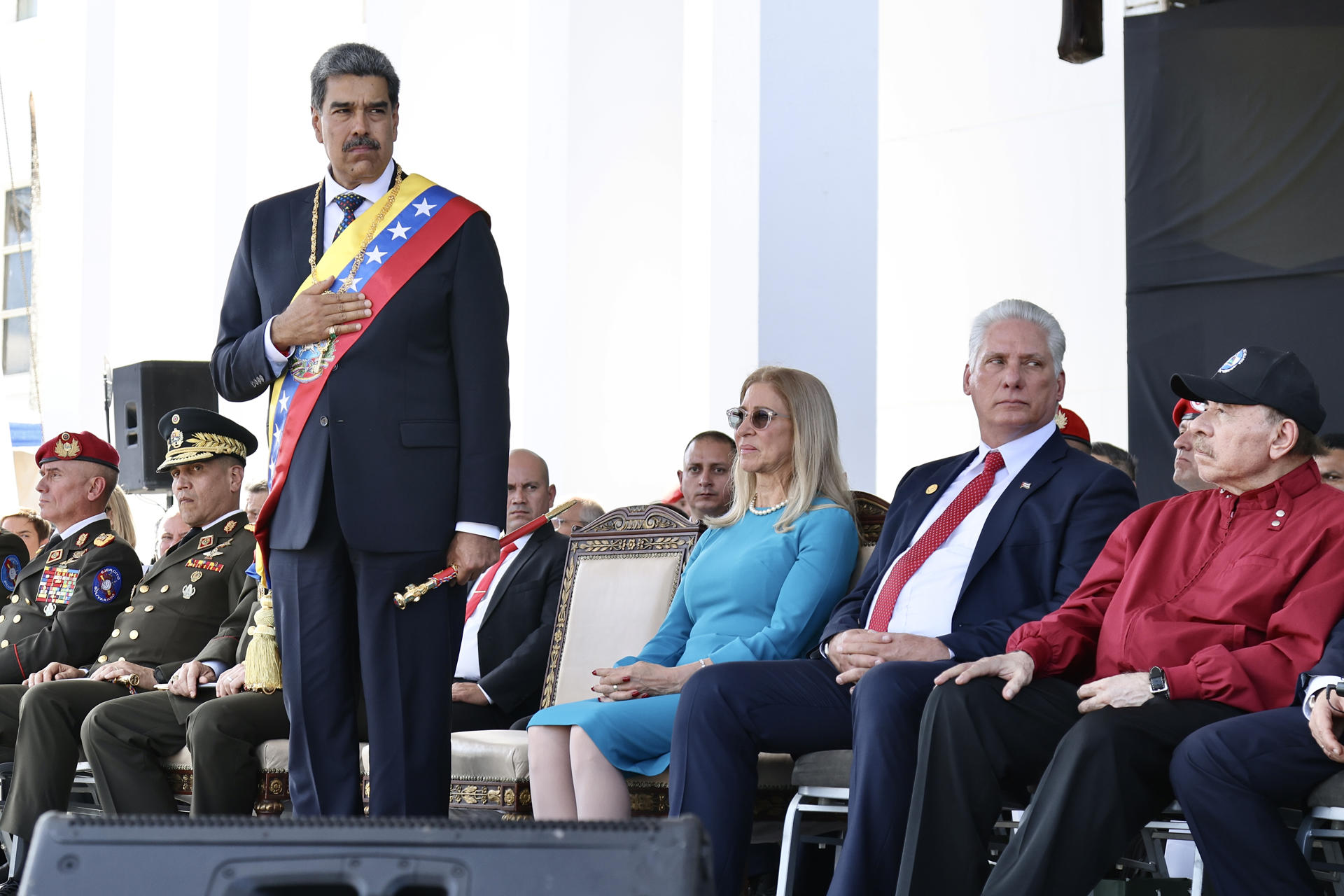 Fotografía cedida por la Presidencia de Cuba del líder chavista Nicolás Maduro (i), su esposa Cilia Flores (c), el presidente de Cuba, Miguel Díaz-Canel (2-d) y su homólogo de Nicaragua, Daniel Ortega, en un acto este viernes 10 de enero, en Caracas (Venezuela). EFE/ Alejandro Azcuy / Presidencia de Cuba