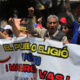 Personas se manifiestan con carteles afuera de la embajada de Venezuela este viernes en Lima (Perú), para seguir manifestando su apoyo al líder antichavista Edmundo González Urrutia. EFE/ Paolo Aguilar