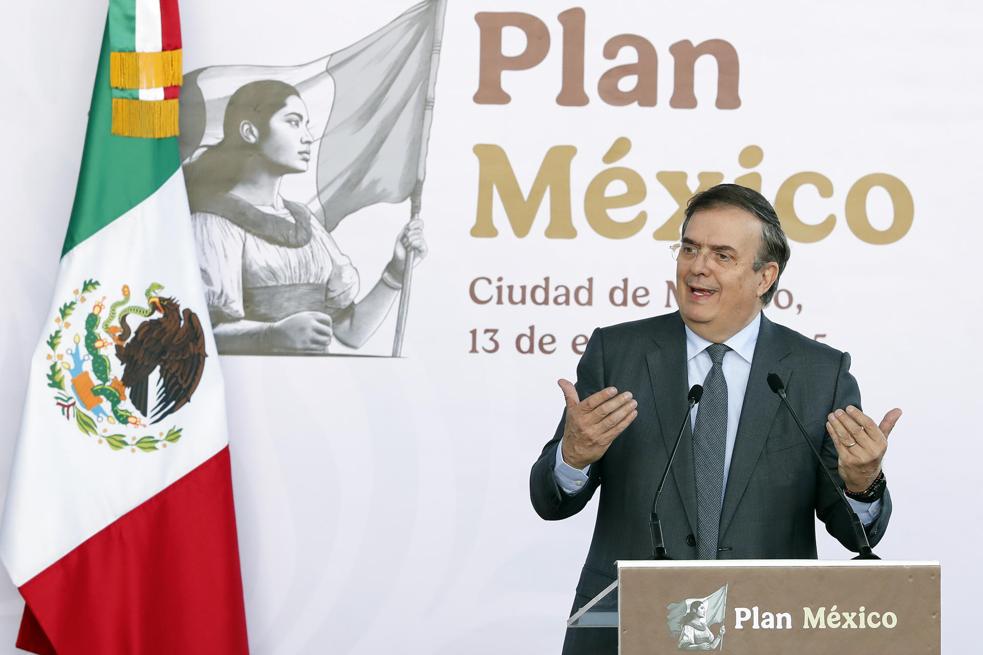 El secretario de Economía Marcelo Ebrard habla durante la presentación del 'Plan México' este lunes, en el Museo Nacional de Antropología e Historia de la Ciudad de México (México). EFE/ Mario Guzmán