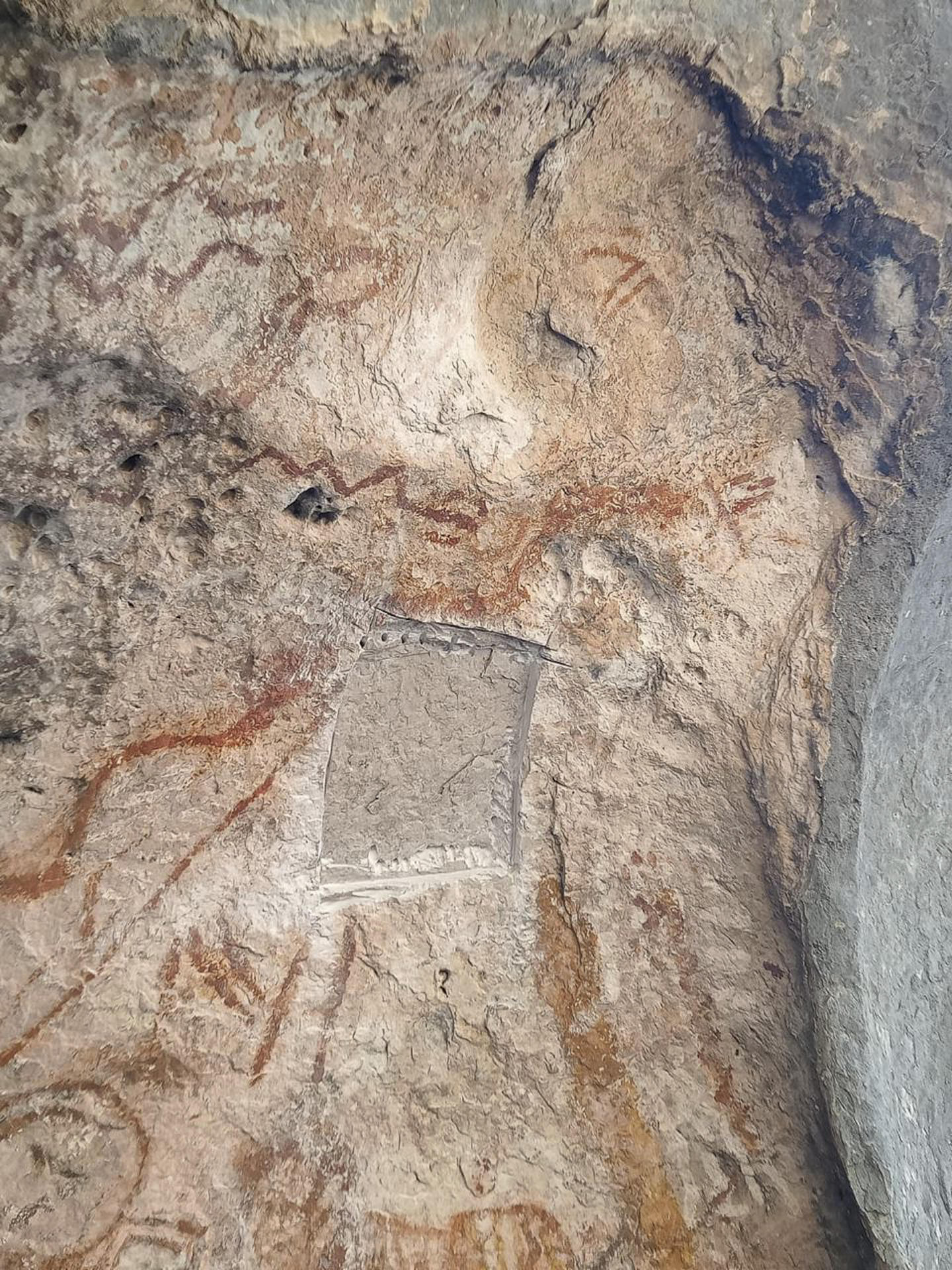 Fotografía cedida este miércoles por la Secretaría de Cultura del Gobierno de México, de la pintura rupestre del sitio La Cueva Pinta, ubicada en el municipio de Cuatro Ciénegas (México). EFE/ Secretaría de Cultura /SOLO USO EDITORIAL/SOLO DISPONIBLE PARA ILUSTRAR LA NOTICIA QUE ACOMPAÑA (CRÉDITO OBLIGATORIO)