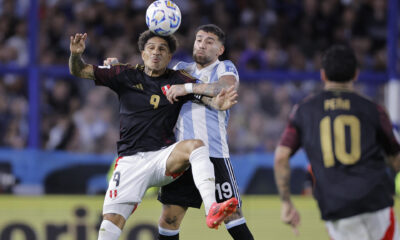 Fotografía de archivo del jugador peruano Paolo Guerrero (i) al disputar un balón con el argentino Nicolás Otamendi (d). EFE/ Juan Ignacio Roncoroni