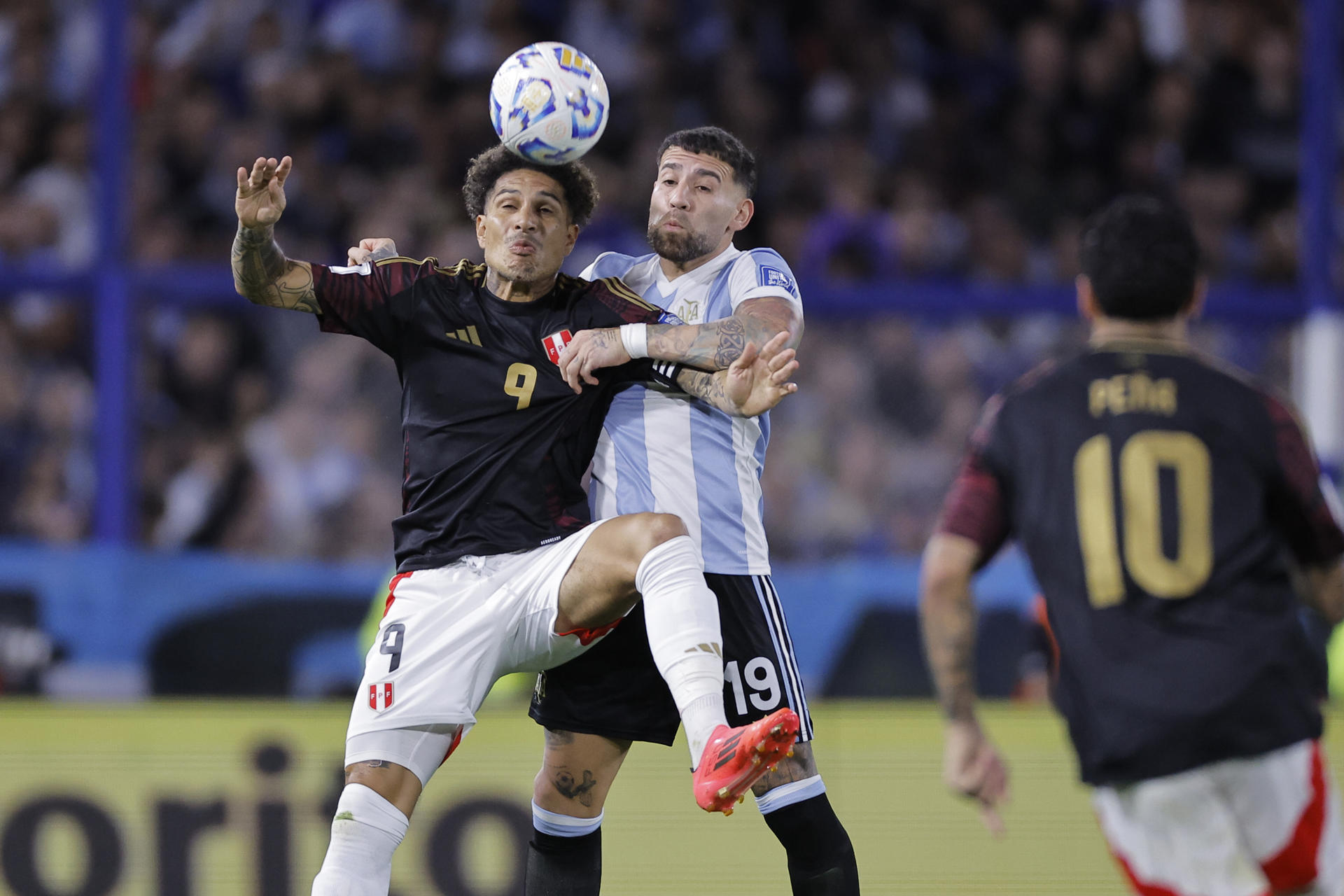 Fotografía de archivo del jugador peruano Paolo Guerrero (i) al disputar un balón con el argentino Nicolás Otamendi (d). EFE/ Juan Ignacio Roncoroni