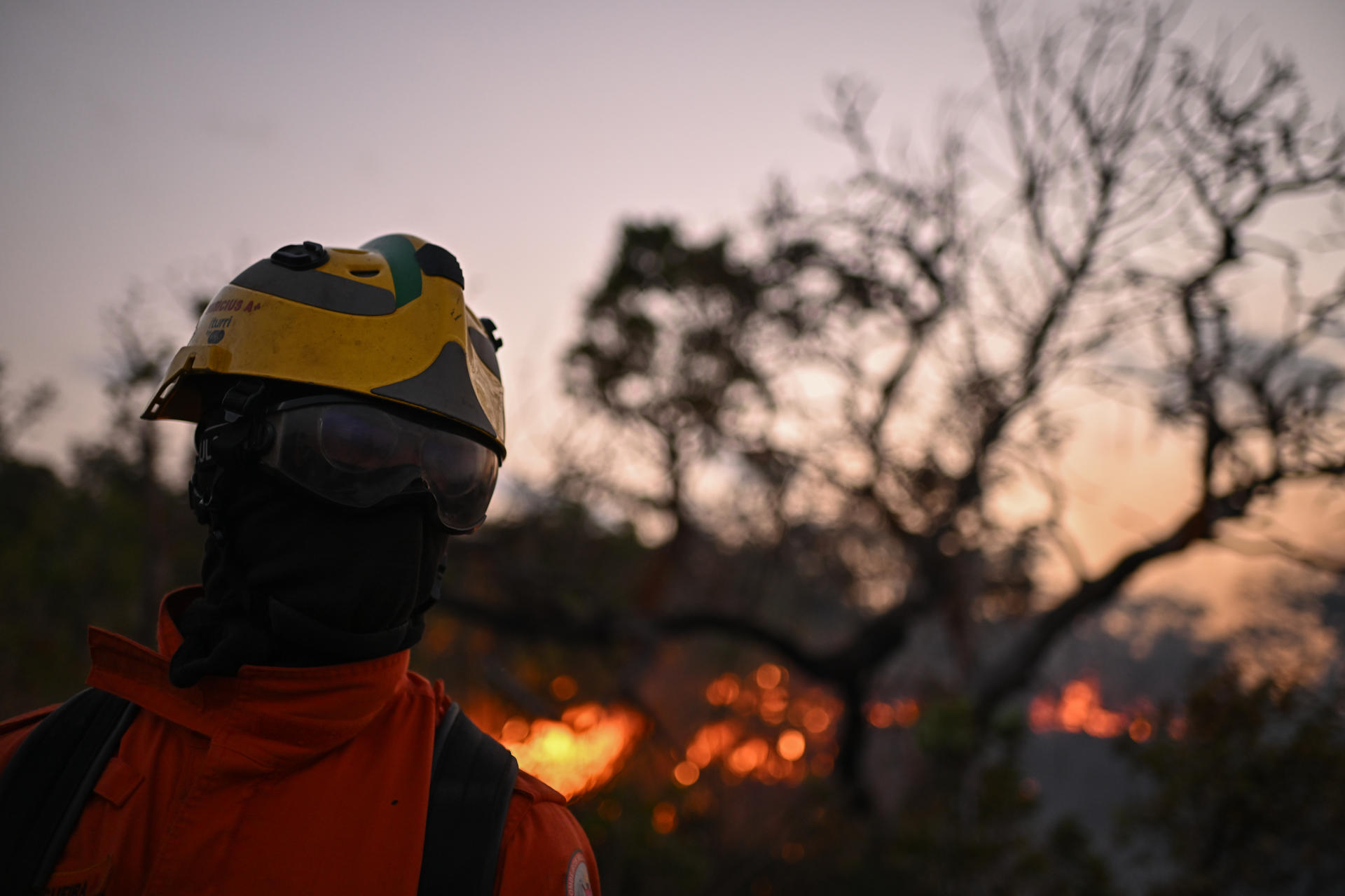 Un bombero trabaja para extinguir un incendio forestal en la Reserva Ecológica Contagem, en Brasilia (Brasil), en una imagen de archivo. EFE/ Andre Borges