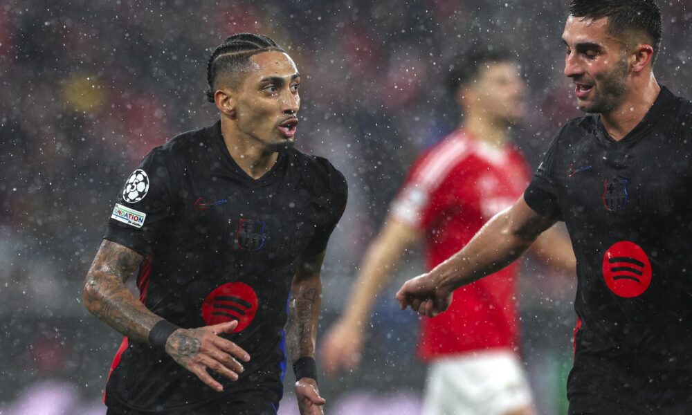 El jugador del Barcelona Raphinha (I) durante el partido de la UEFA Champions League en el estadio de Da Luz, Lisboa, Portugal.EFE/EPA/TIAGO PETINGA