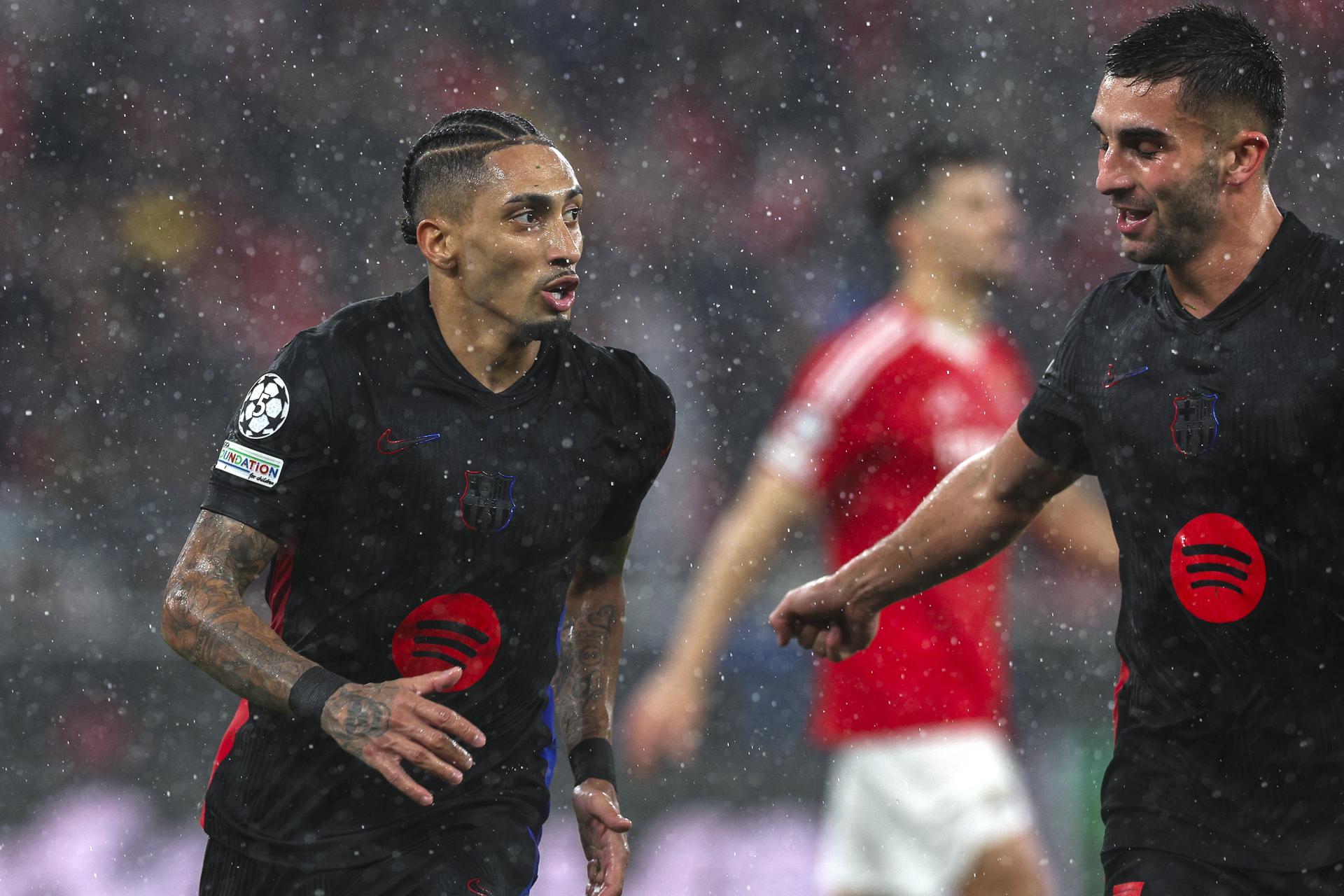 El jugador del Barcelona Raphinha (I) durante el partido de la UEFA Champions League en el estadio de Da Luz, Lisboa, Portugal.EFE/EPA/TIAGO PETINGA