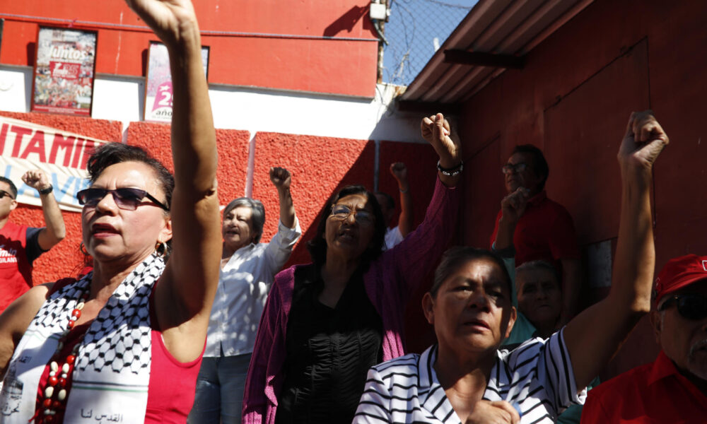 Simpatizantes del Frente Farabundo Martí para la Liberación Nacional (FMLN), asisten a un acto en conmemoración al 33 aniversario de la firma de los Acuerdos de Paz, este jueves en San Salvador (El Salvador). EFE/ Rodrigo Sura