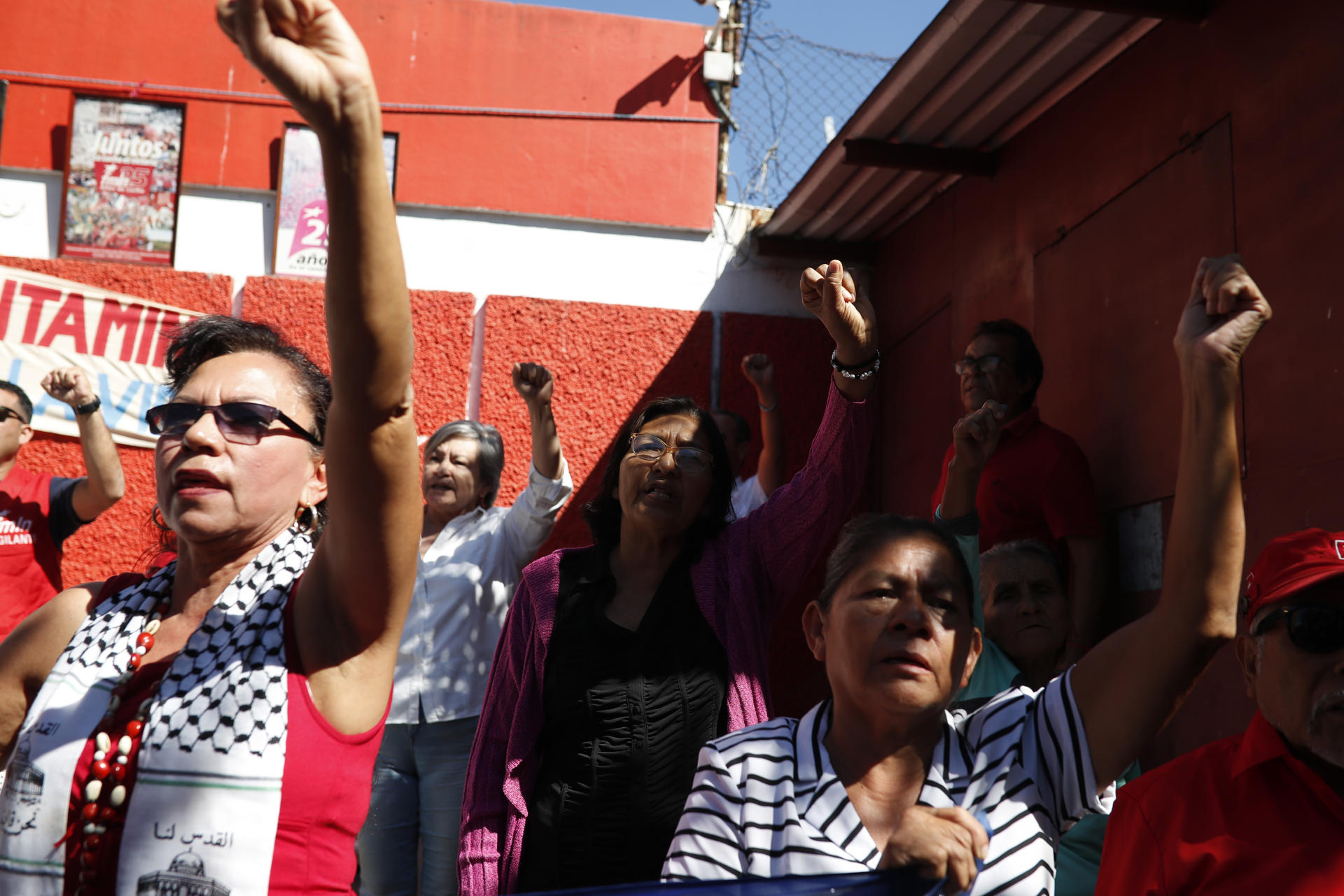 Simpatizantes del Frente Farabundo Martí para la Liberación Nacional (FMLN), asisten a un acto en conmemoración al 33 aniversario de la firma de los Acuerdos de Paz, este jueves en San Salvador (El Salvador). EFE/ Rodrigo Sura