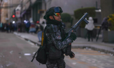 Un miembro de la policía boliviana de enfrenta con simpatizantes del expresidente Evo Morales (2006-2019) durante una marcha en contra de los procesos judiciales al exmandatario este lunes, en La Paz (Bolivia). EFE/ Luis Gandarillas