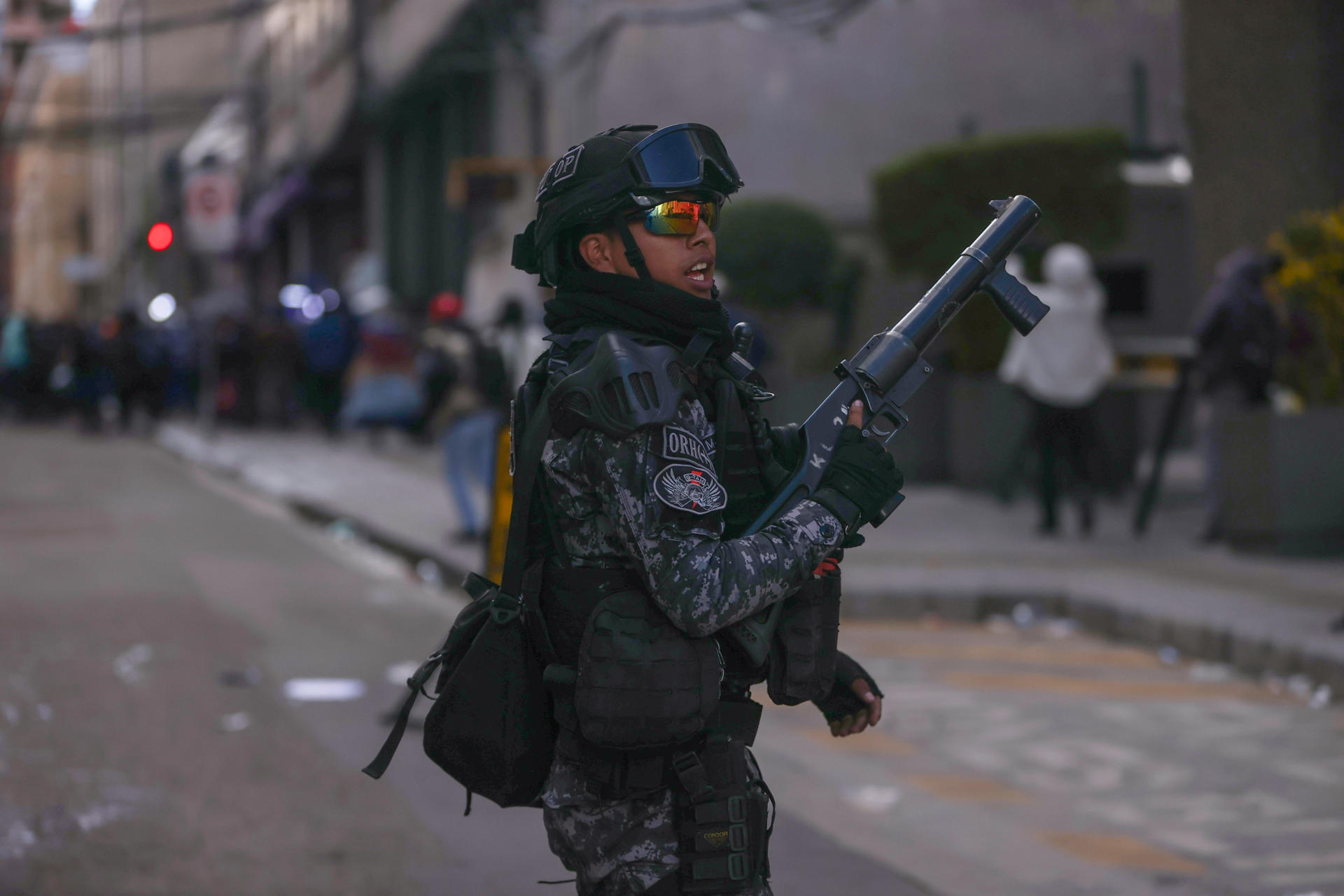 Un miembro de la policía boliviana de enfrenta con simpatizantes del expresidente Evo Morales (2006-2019) durante una marcha en contra de los procesos judiciales al exmandatario este lunes, en La Paz (Bolivia). EFE/ Luis Gandarillas