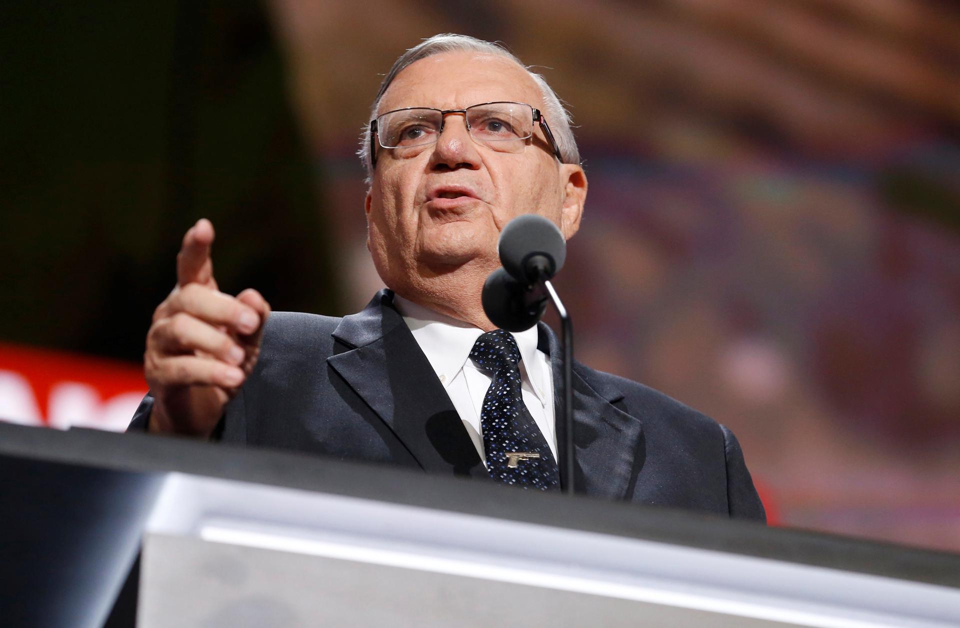 Fotografía de archivo que muestra al exalguacil del condado de Maricopa Joe Arpaio mientras pronuncia un discurso durante la Convención Nacional Republicana de 2016 celebrada en Cleveland, Ohio (Estados Unidos), el 21 de julio de 2016. EFE/Michael Reynolds