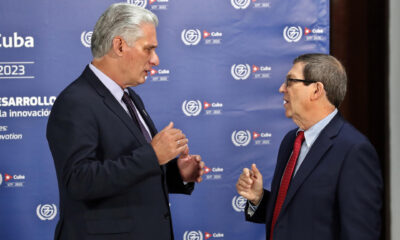 Fotografía de archivo del presidente de Cuba Miguel Diaz-Canel (d) y el canciller cubano Bruno Rodriguez durante la inauguración de la cumbre del G77+China, en La Habana (Cuba). EFE/ Ernesto Mastrascusa