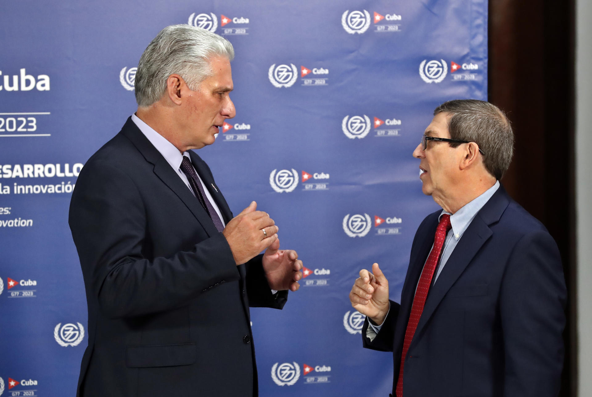 Fotografía de archivo del presidente de Cuba Miguel Diaz-Canel (d) y el canciller cubano Bruno Rodriguez durante la inauguración de la cumbre del G77+China, en La Habana (Cuba). EFE/ Ernesto Mastrascusa