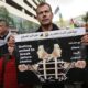 Imagen de archivo de un hombre palestino con un cartel en el que se lee "Unidos para romper las cadenas de la cárcel" durante una protesta para pedir la liberación de sus familiares encarcelados en centros penitenciarios israelíes. EFE/Alaa Badarneh