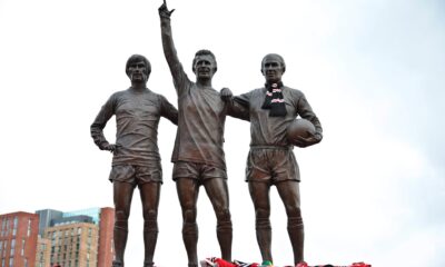 Imagen de archivo de la estatua en homenaje a las leyendas del Manchester United George Best, Denis Law y Bobby Charlton, de izquierda a derecha. EFE/EPA/ADAM VAUGHAN