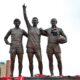 Imagen de archivo de la estatua en homenaje a las leyendas del Manchester United George Best, Denis Law y Bobby Charlton, de izquierda a derecha. EFE/EPA/ADAM VAUGHAN