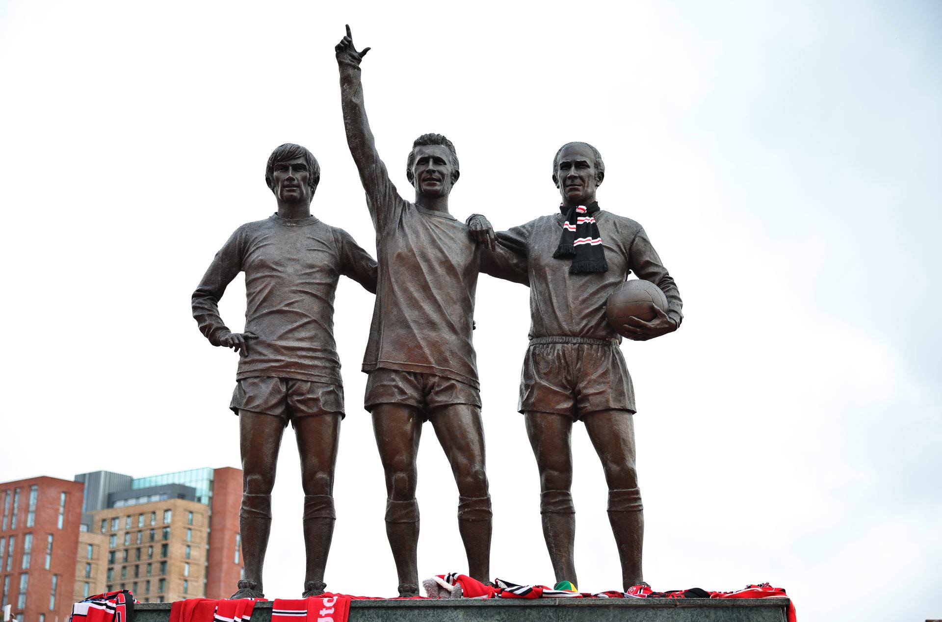 Imagen de archivo de la estatua en homenaje a las leyendas del Manchester United George Best, Denis Law y Bobby Charlton, de izquierda a derecha. EFE/EPA/ADAM VAUGHAN