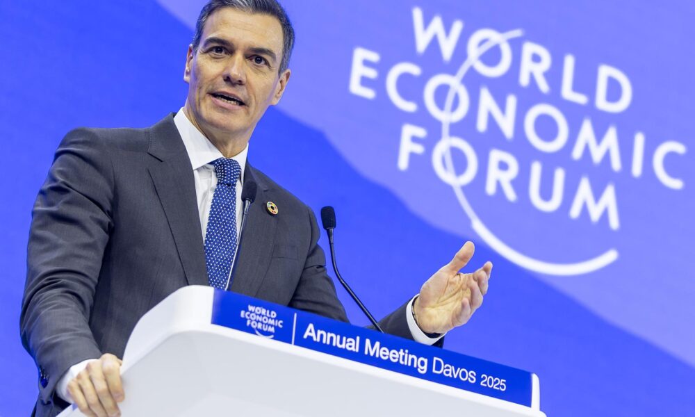 El presidente del Gobierno español, Pedro Sánchez, interviene ante el plenario del Foro Económico Mundial de Davos. EFE/EPA/Michael Buholzer