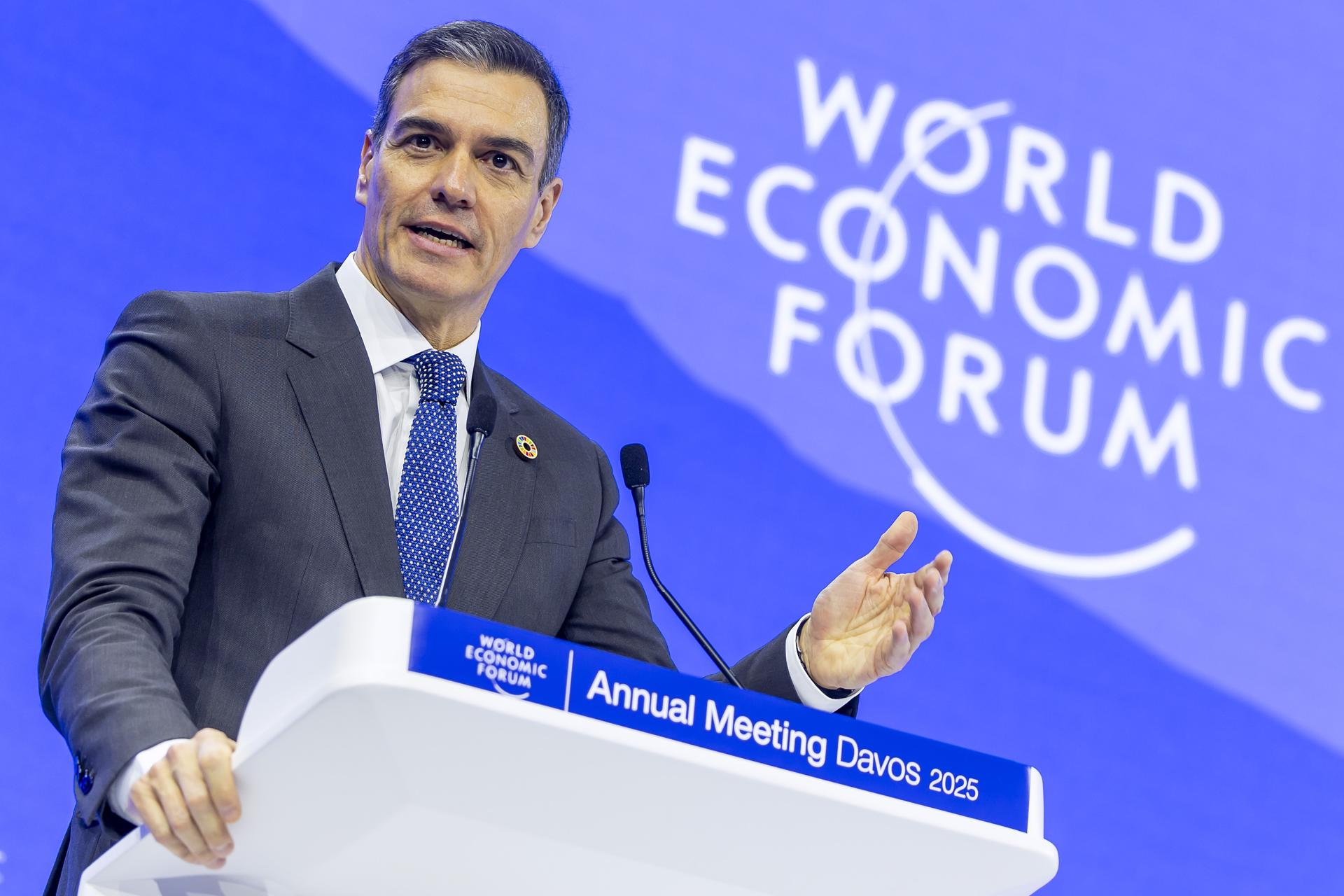 El presidente del Gobierno español, Pedro Sánchez, interviene ante el plenario del Foro Económico Mundial de Davos. EFE/EPA/Michael Buholzer