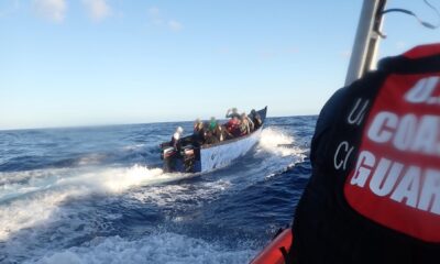 Fotografía cedida por la Guardia Costera de EE.UU. de miembros de la tripulación del buque costero Joseph Tezanos persiguiendo una embarcación improvisada con migrantes este lunes, en una intervención en San Juan (Puerto Rico). EFE/ Guardia Costera de EE.UU. /SOLO USO EDITORIAL/SOLO DISPONIBLE PARA ILUSTRAR LA NOTICIA QUE ACOMPAÑA (CRÉDITO OBLIGATORIO)