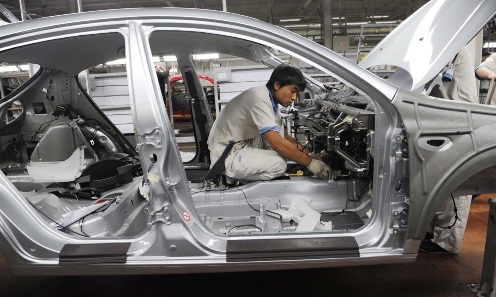 Fotografía de archivo en donde un trabajador ensambla un carro en Shenyang (China). EFE/MARK