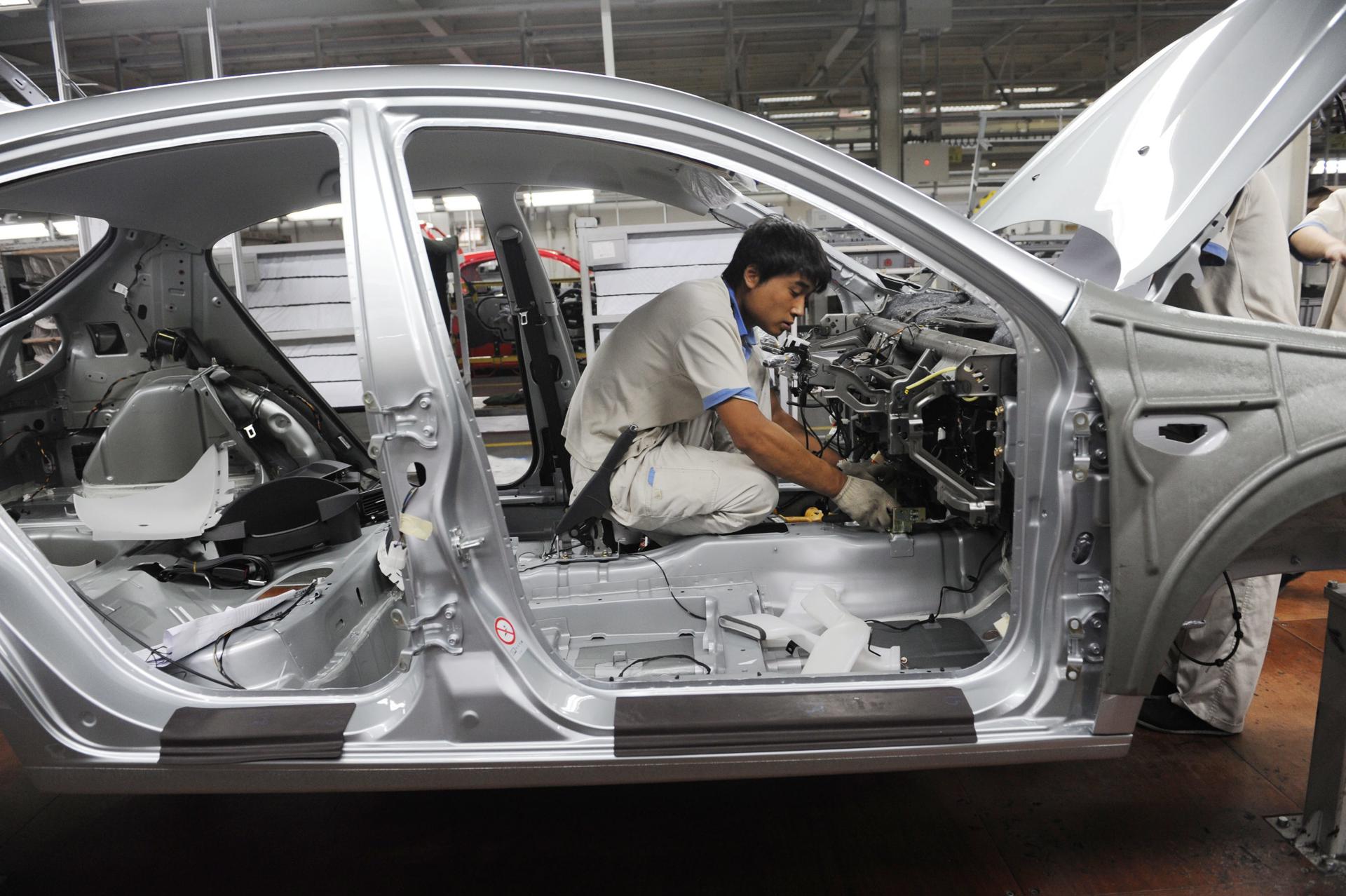 Fotografía de archivo en donde un trabajador ensambla un carro en Shenyang (China). EFE/MARK