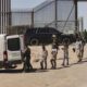 Migrantes detenidos son llevados por miembros de la Patrulla Fronteriza estadounidense a un vehículo, junto al muro fronterizo en El Paso, Texas (EE.UU). Imagen de archivo. EFE/ Jonathan Fernández